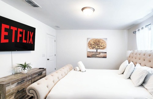 Paw Creek Casa | Luxury Escape - 2 King Bedrooms, 2 Queen Bedrooms + Pool Table