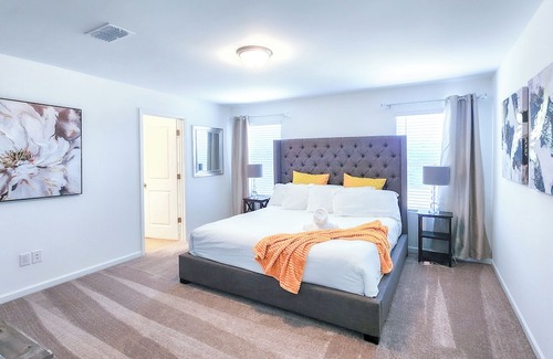Paw Creek Casa | Luxury Escape - 2 King Bedrooms, 2 Queen Bedrooms + Pool Table