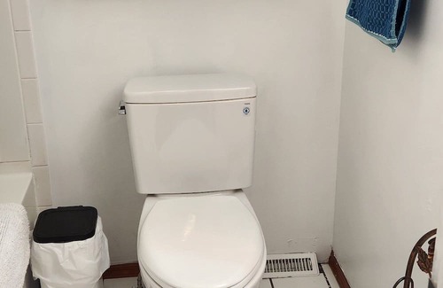 Lake Hopatcong Casa | Cozy 1-bedroom small house steps aways from restaurants and beautiful Lake view