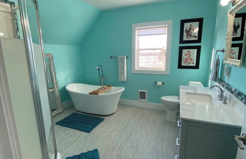 Gaspereaux Casa | Large private home with deck - 5 min from the beach!