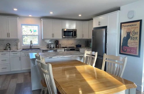 Gaspereaux Casa | Large private home with deck - 5 min from the beach!