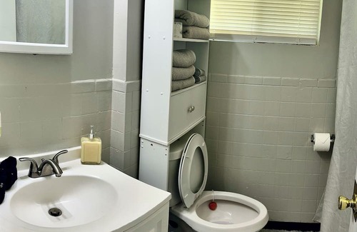 West Akron Casa | Glamorous 3-bedroom house with WiFi, AC in fabulous Akron