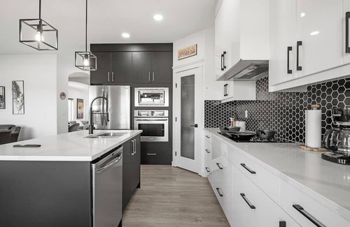 Kincora Casa | Lakeview Home: 2 Suites, King Beds, Central A/C, Jacuzzi, 80-mins to Banff