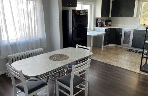 Rivers Apartamento | Fully equipped upper unit.Family friendly locating next to the rec centre.nn