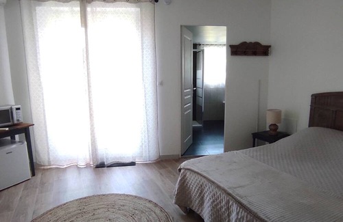 Nogent-l'Artaud Cama Y Desayuno | Bedroom with separate entrance, private bathroom and terrace