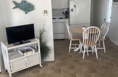 Laurel Casa | Cozy 55+ mobile home with 1 bedroom-sleeps 4 in pleasant Nokomis near beach