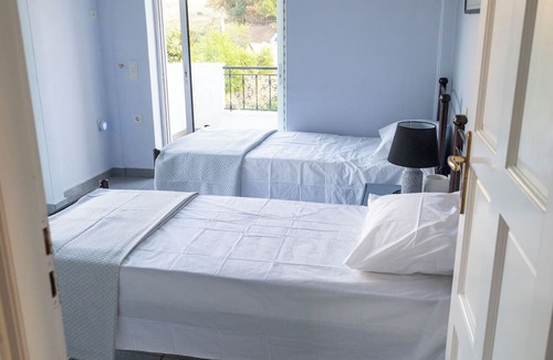 Salamis Casa | Salamina Blue Horizon House, next to the beach