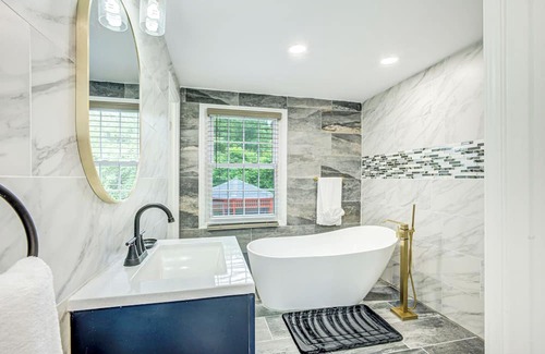 Fort Washington Casa | Luxurious 5-Bedroom Oasis Near National Harbor – Your Perfect Getaway!
