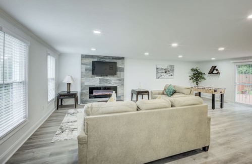 Fort Washington Casa | Luxurious 5-Bedroom Oasis Near National Harbor – Your Perfect Getaway!
