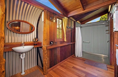 River Heads Cabina | Mango Lodge romantic cabin at River Heads near Fraser Island