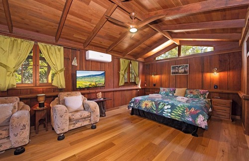 River Heads Cabina | Mango Lodge romantic cabin at River Heads near Fraser Island