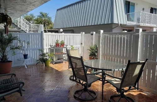 Cypress Lake Casa | Cozy 2-bedroom Condo in beautiful Fort Myers with Pool and Tiki Hut