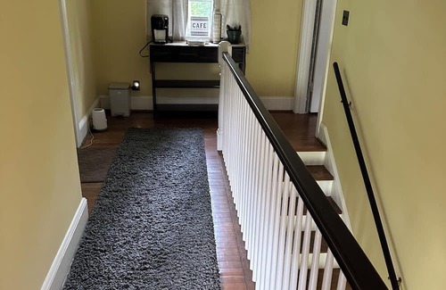 Martinsville Apartamento | Cozy 1-bedroom apartment with shared driveway and one exit door. Pet on site.