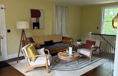 Martinsville Apartamento | Cozy 1-bedroom apartment with shared driveway and one exit door. Pet on site.