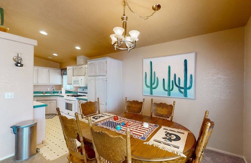 Meadview Casa | 3bd, dog-friendly home with central AC