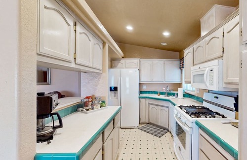Meadview Casa | 3bd, dog-friendly home with central AC