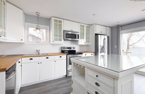 Stoney Creek Cabaña | Beautiful 3Br Waterfront Cottage Located Directly on Lake Ontario!