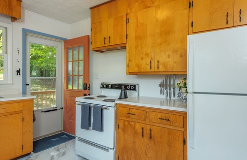Asheville Casa | New! Cozy 2-Bedroom Home in Asheville - 10 min from Downtown!