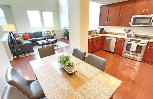 Riverside Casa | Walk to ASU/Tempe Town Lake/Mill Ave! Huge cozy townhouse w/pool in ❤️ of Tempe!