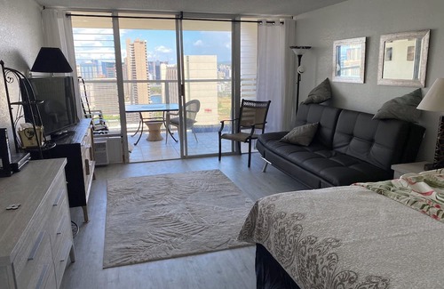 Waikiki Condominio | Condo/Hotel Studio Panoramic views, Sun deck with pool, walk to Waikiki beach.