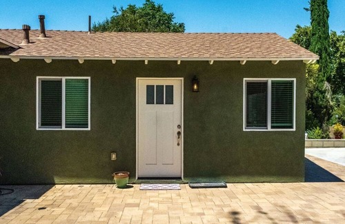Newhall Apartamento | Cozy studio with AC and WiFi in charming Santa Clarita