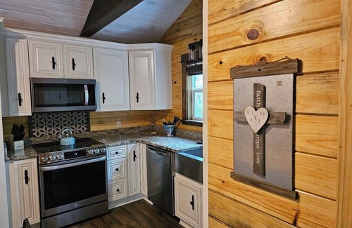 Orange Casa | Cozy 1 Bedroom Bungalow with all the comforts of home!