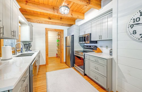 Cashiers Cabaña | Cashiers Cottage w/Screened Porch & Trail Access!