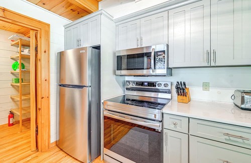 Cashiers Cabaña | Cashiers Cottage w/Screened Porch & Trail Access!