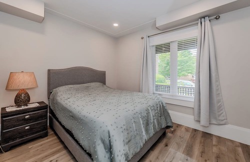 Cambridge Apartamento | Charming Cambridge Retreat: Modern 2BR with Parking, Steps from Shops & Dining