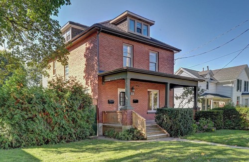 Cambridge Apartamento | Charming Cambridge Retreat: Modern 2BR with Parking, Steps from Shops & Dining
