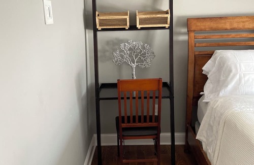Elmwood Park Apartamento | Modern Beauty- 3BR/2BA Apt. 10 miles from NYC. Natural Gas Grill & Fire Pit.