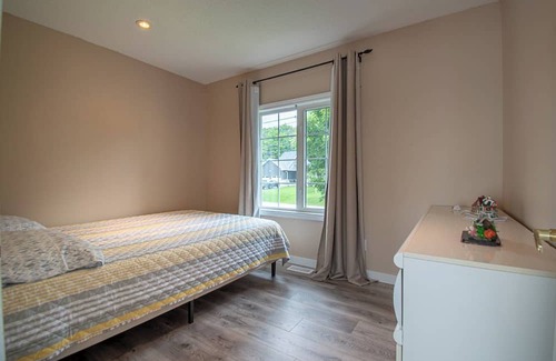 Victoria Harbour Cabaña | Robin's Point - Three Bedroom Cottage, Sleeps 6