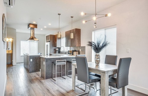 Lyle Casa | Oregon Retreat w/Balcony: Steps to Columbia River