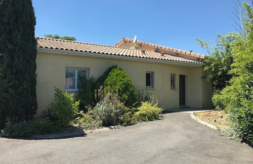 Saint-Elix-le-Chateau Casa | An eco-friendly family home with private pool