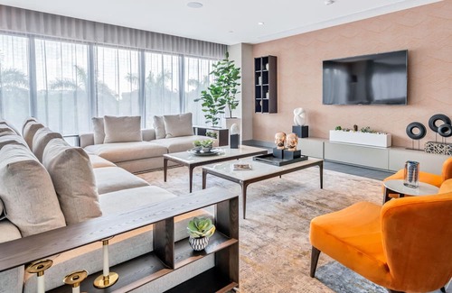 Doral Condominio | Sleek Doral Gem: Spacious Retreat