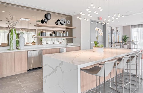 Doral Condominio | Sleek Doral Gem: Spacious Retreat