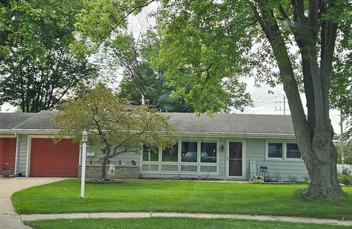 Mukwonago Casa | Charming 2-bedroom house in tranquil Mukwonago . 25 min to downtown Milwaukee.
