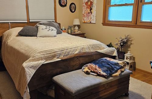 Mukwonago Casa | Charming 2-bedroom house in tranquil Mukwonago . 25 min to downtown Milwaukee.