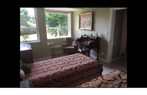 Lynn Valley Cama Y Desayuno | Pets welcome! Quiet, fully fenced yard close to main attractions in North shore