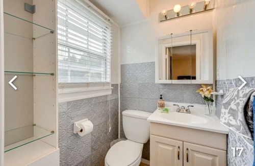 Fort Washington Casa | Pet friendly Spacious 5-bedroom house inFort Washington with free parking , WiFi