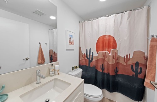 Crescent Heights Apartamento | "Baja Blast" 2BR |Mins to Saddledome | Rooftop Patio
