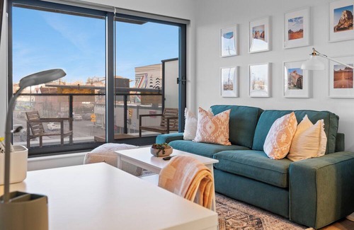 Crescent Heights Apartamento | "Baja Blast" 2BR |Mins to Saddledome | Rooftop Patio