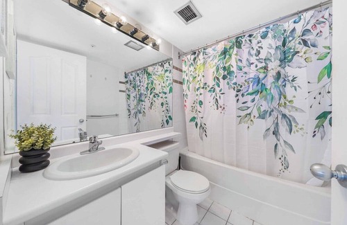 Crosstown Apartamento | City Skyline DT 3BR Condo DT with Free Parking!