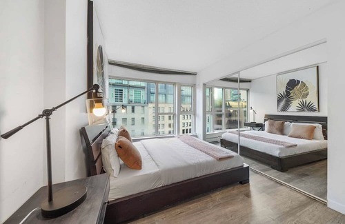 Crosstown Apartamento | City Skyline DT 3BR Condo DT with Free Parking!
