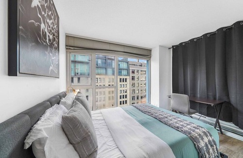 Crosstown Apartamento | City Skyline DT 3BR Condo DT with Free Parking!