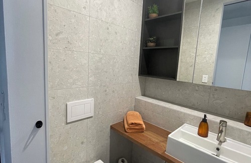 Mount Alford Cabina | Luxury container cabin with scenic views & outdoor bath close to wineries