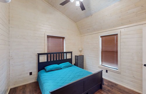 Paige Casa | Cozy cottage with private pond, covered deck, + wifi