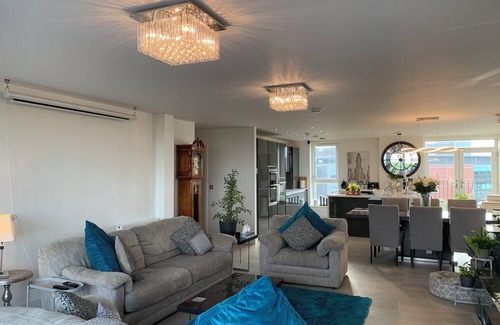 Derby Apartamento | Luxury Entire City Penthouse with Hot Tub on roof terrace