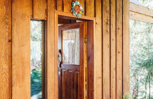 Galiano Cabina | Beautiful cabin with an outdoor deck, stunning water view & cliffside jacuzzi.