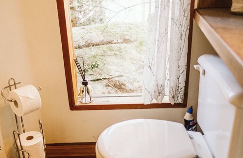 Galiano Cabina | Beautiful cabin with an outdoor deck, stunning water view & cliffside jacuzzi.